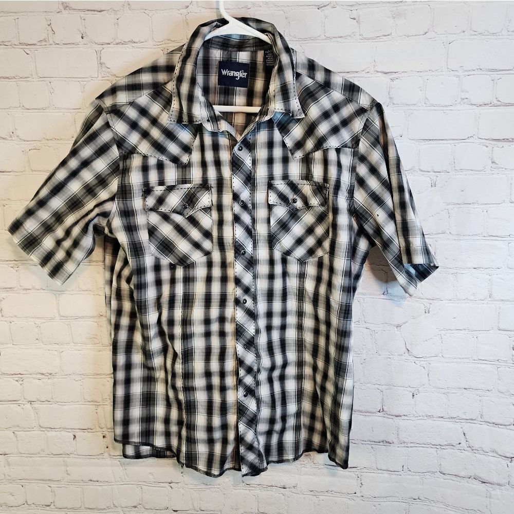 Men's Wrangler pearl snapped shirt, size Large